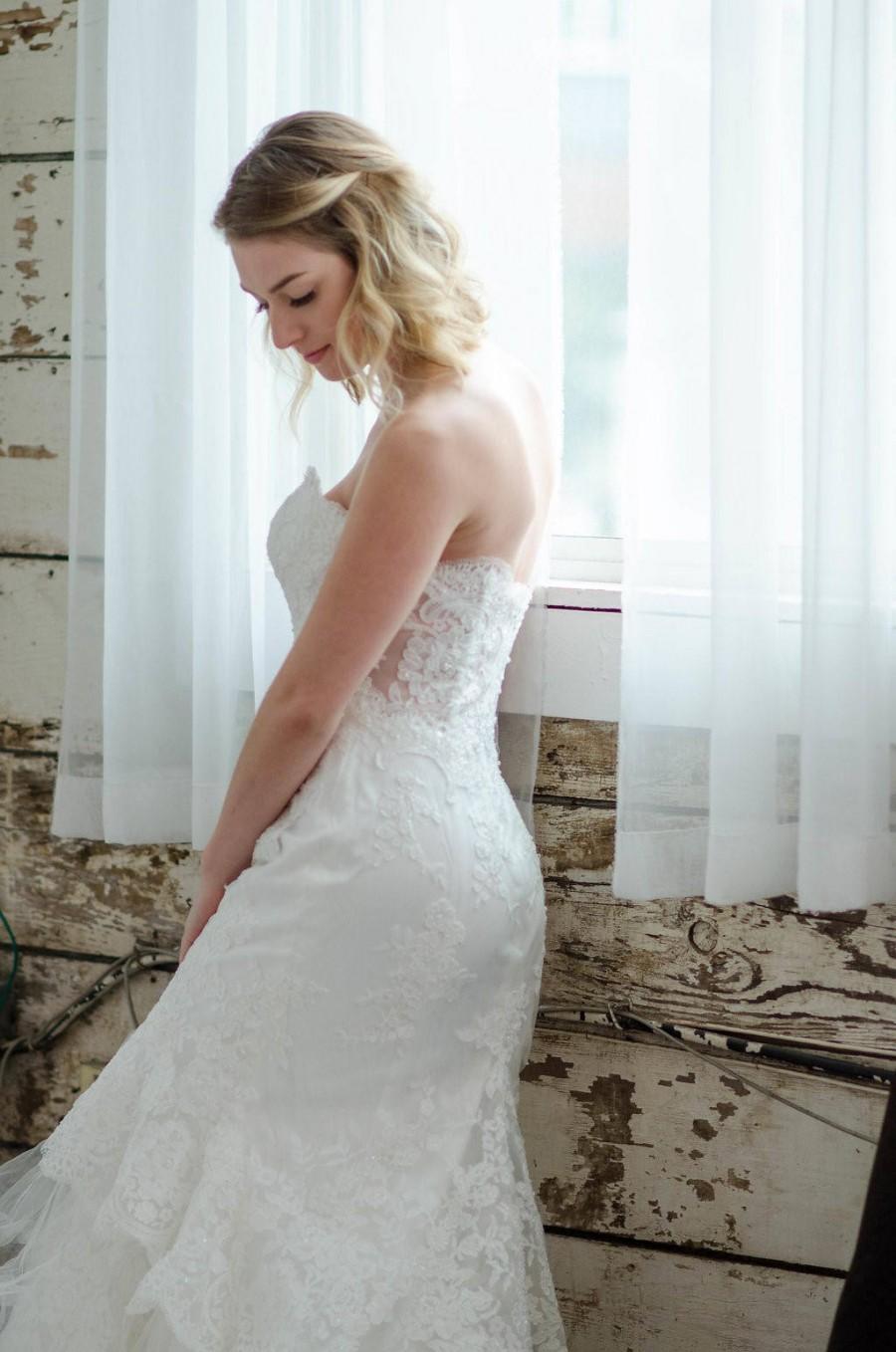 Mariage - Long Lace Train Wedding Dress
