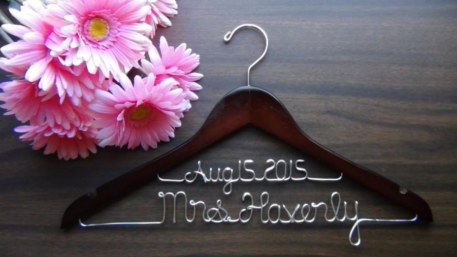 Mariage - 2 LINE BRIDAL HANGER with Date, Personalized Keepsake Hanger, Flower Girl Gift idea,Wedding Hangers with Names, Wedding Photo Props