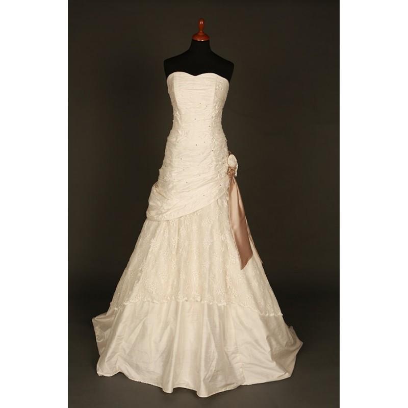 زفاف - Ivory and coffee wedding dress,  lace and flower detail. - Hand-made Beautiful Dresses