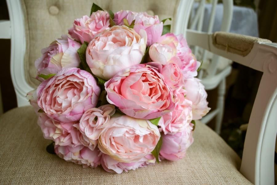 Mariage - Blush pink and pale pink silk wedding bouquet. Made with artificial peonies and roses.