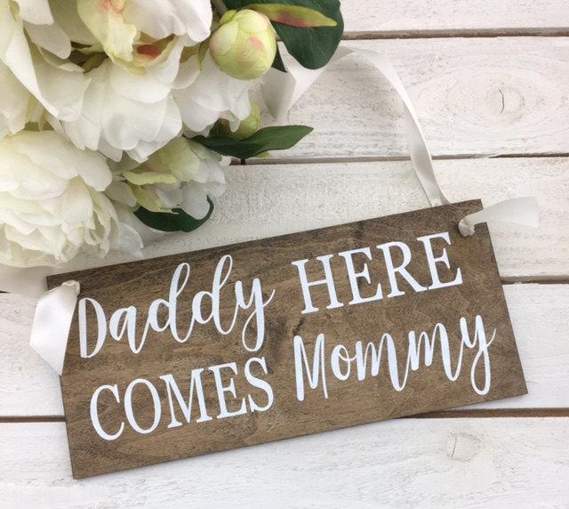 Mariage - Daddy Here Comes Mommy Sign-Wedding Sign-12''x5.5'' Sign-Country Chic Wedding Sign-Flower Girl Sign-Ring Bearer Sign-Rustic Wedding Sign