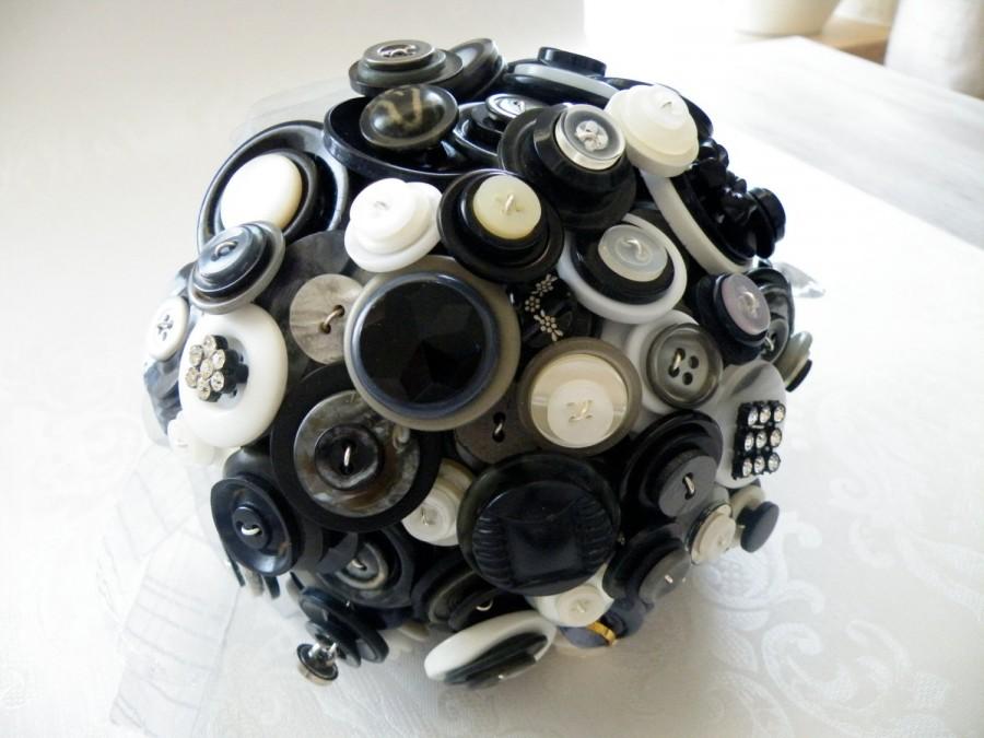 زفاف - Black and white button bouquet with a white lace and light grey voile collar