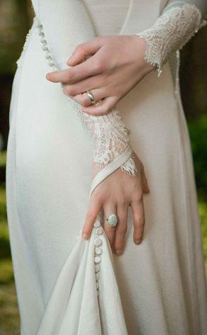 Hochzeit - In Case You Didn't See Breaking Dawn This Weekend, Here's A Closer Look At Bella's Gorgeous Carolina Herrera Wedding Dress
