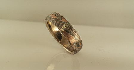 Hochzeit - Rustic wedding band mokume gane  with red gold, white gold and silver wood grain