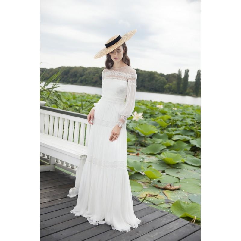 زفاف - Divine Atelier 2018 Eden Sweep Train Vintage Ivory Bishop Sleeves Illusion Aline Embroidery Silk Beach Wedding Dress - Charming Wedding Party Dresses
