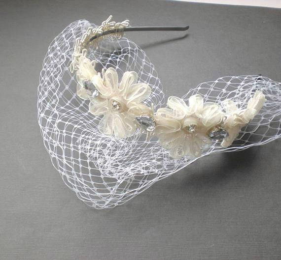 Свадьба - Chic Wedding Veil Flower Head Band SET. Mini Birdcage Blusher. Boho Modern Bridal Veil Style. CUSTOM Your Veil Style. Bandeau or Blusher.