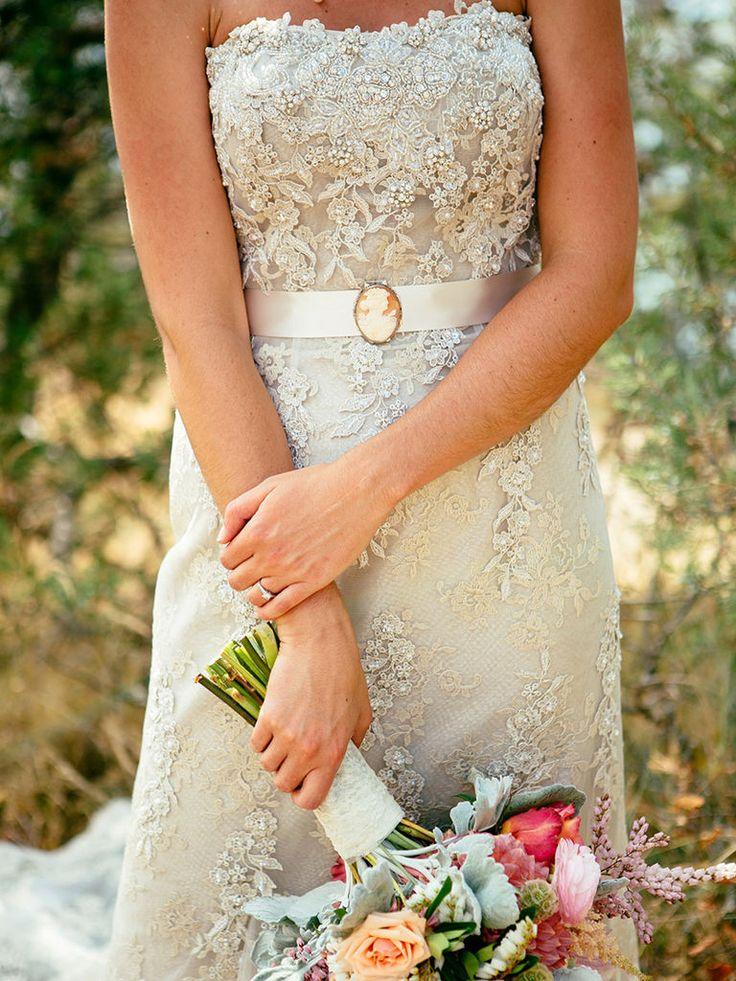 Mariage - 9 Beautiful Vintage Wedding Dress Details To Complete Your Look