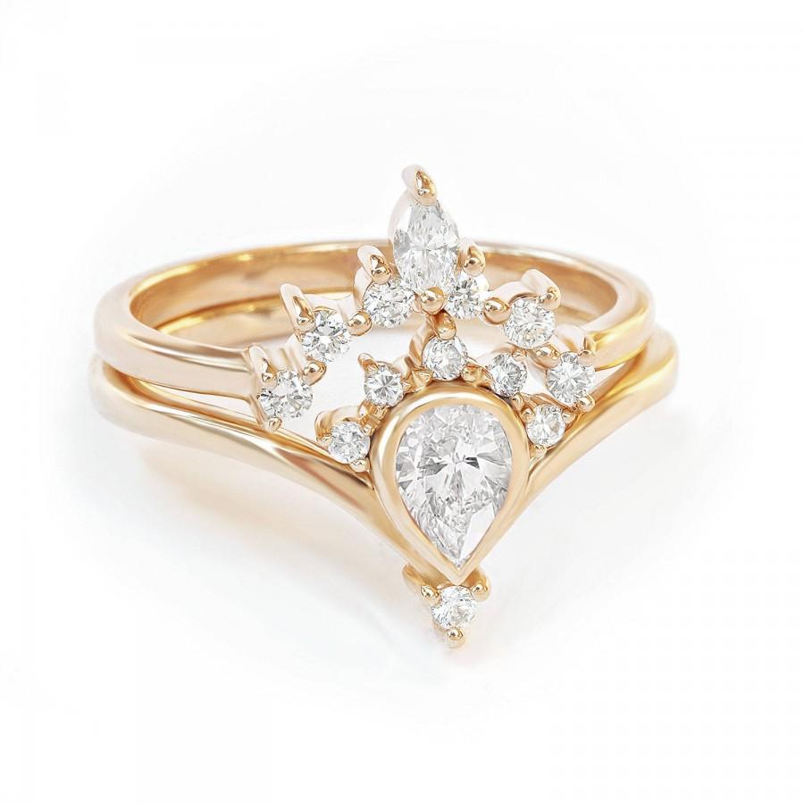 Mariage - Pear Diamond Engagement Ring Nesting Side Band Rings Set, Diamond Wedding Set, Sunrise Romi Bridal Set, 14K/18K Gold Pear Ring Marquise Band - $1720.00 USD