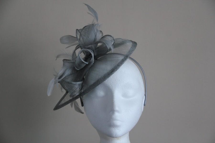 Свадьба - Silver Grey Gray Sinamay and Feather Fascinator Formal Hat on a hair band, Ascot, Melbourne Cup mother of the bride