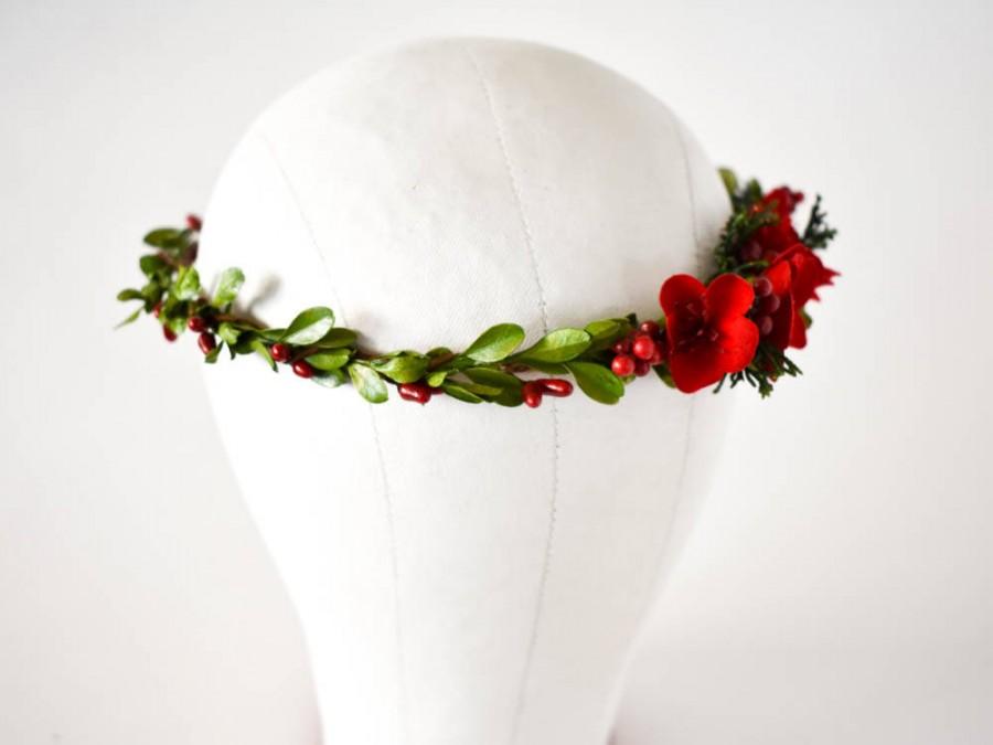 Hochzeit - Boxwood and red velvet flower crown. Christmas flower crown. Red holiday headband. Christmas floral halo. Christmas wedding circlet.