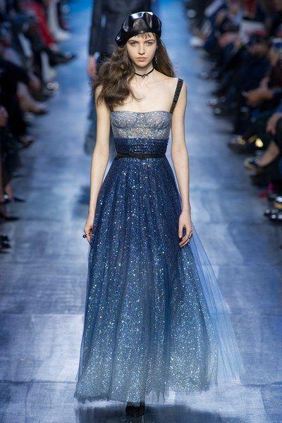 Hochzeit - Christian Dior Fall 2017 Ready-to-Wear Fashion Show