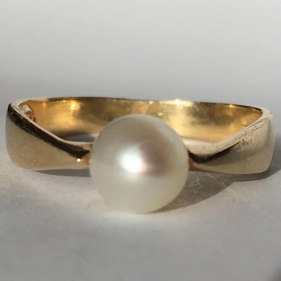Mariage - Vintage Pearl Ring. 14k Yellow Gold Setting. Estate Jewelry.  June Birthstone. 4th Anniversary Gift. Unique Engagement Ring. Italian Made.