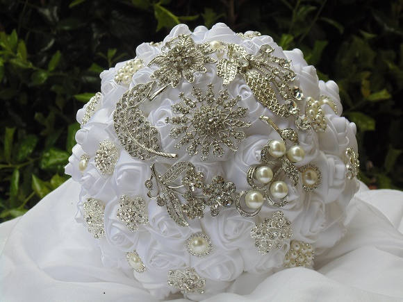 Hochzeit - White Brooch Bouquet