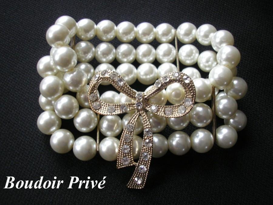 Hochzeit - Vintage White Pearl Bracelet