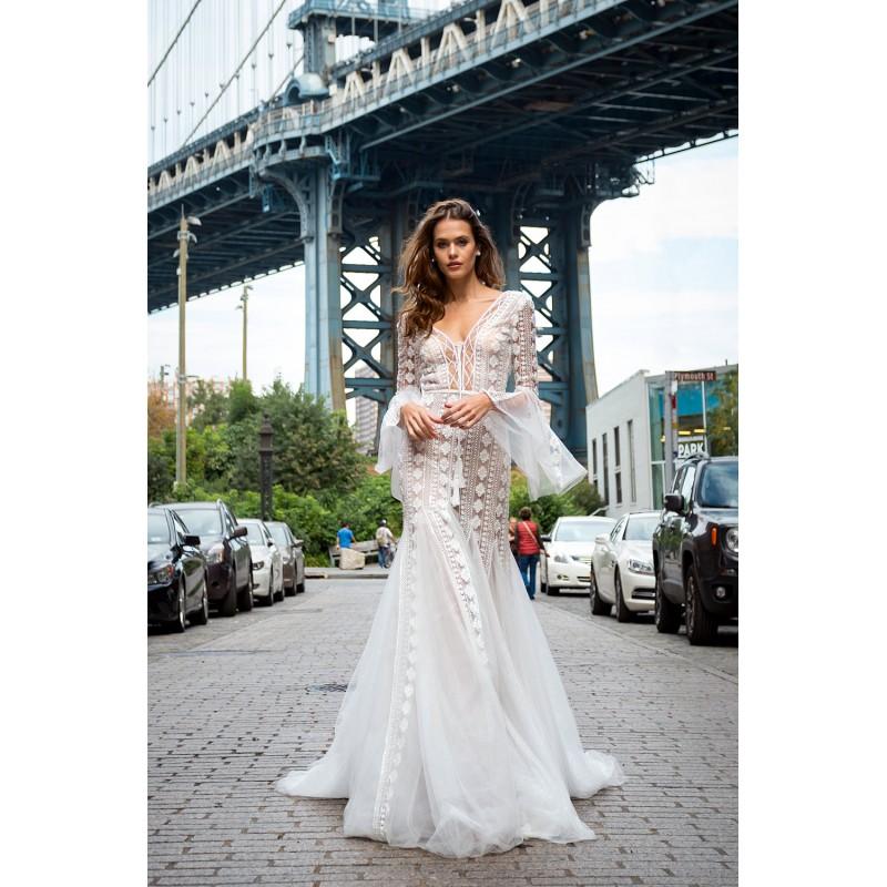 Mariage - Solo Merav 2018 Gabrielle Vogue V-Neck Chapel Train Open Back Trumpet Ivory Lace Flare Sleeves Split Front Dress For Bride - Charming Wedding Party Dresses