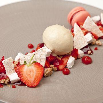 Hochzeit - Assiette Of Strawberries With Balsamic Vinegar Ice Cream