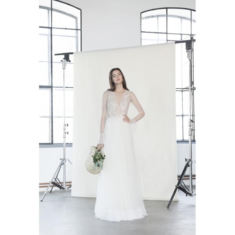 زفاف - Divine Atelier 2018 Iris Sweep Train White Sweet V-Neck Aline Long Sleeves Beach Appliques Summer Tulle Dress For Bride - 2018 Unique Wedding Shop