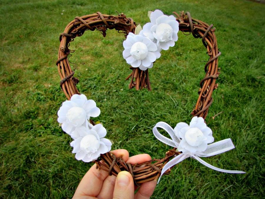 Hochzeit - White Rose Cake Topper, Wedding Birthday Baby Shower, Rustic Cake Topper, Twig Grapevine Heart Wreath Spring Summer Wedding Decor Decoration