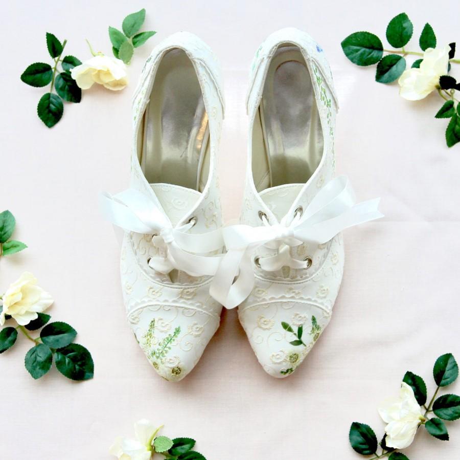 Mariage - Wildflower floral embroidered Hand-painted Custom Wedding Shoes boots with laces Steampunk