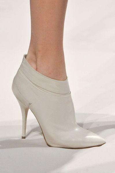 Mariage - Gianfranco Ferré Fall 2011 Runway Pictures