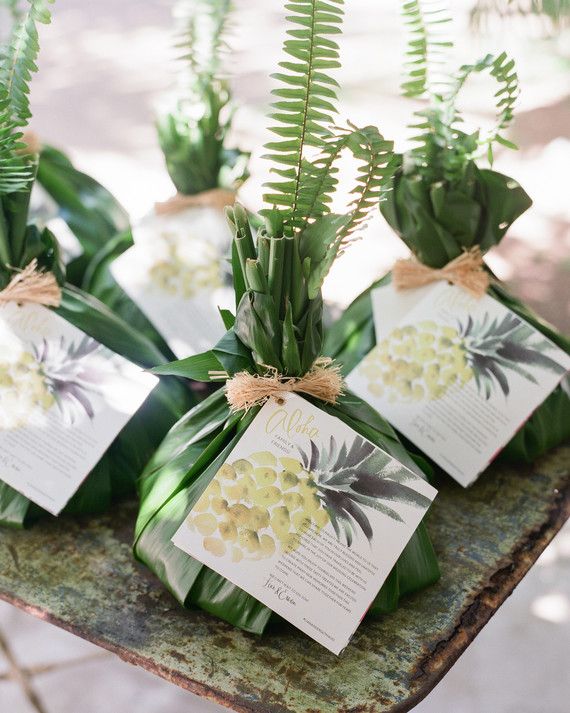 Hochzeit - A Tropical Wedding In Hawaii With Punches Of Pink