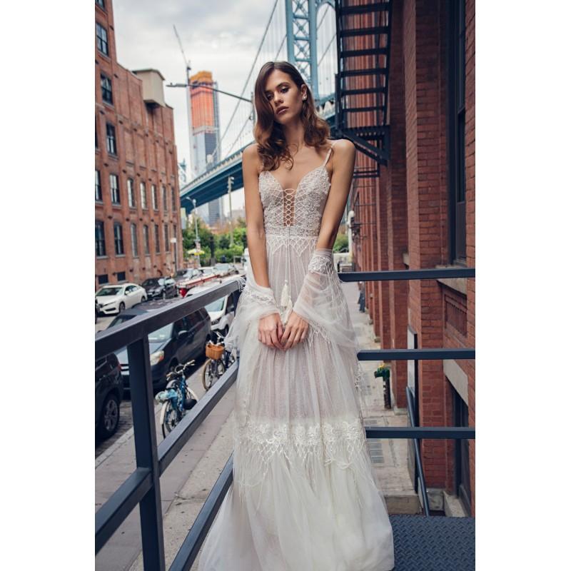 Mariage - Solo Merav 2018 Felicity Sweet Chapel Train White Aline Spaghetti Straps Appliques Tulle Open Back Beach Summer Dress For Bride - Rich Your Wedding Day