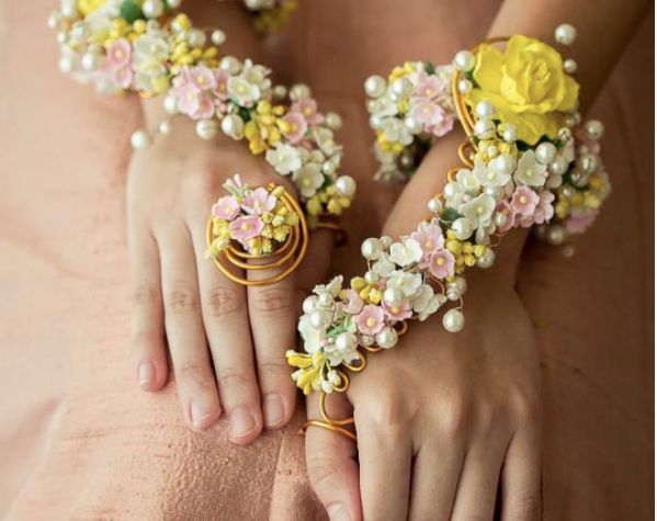 Hochzeit - There's A New Flower Jewellery Style In Town And It's Gorgeous!