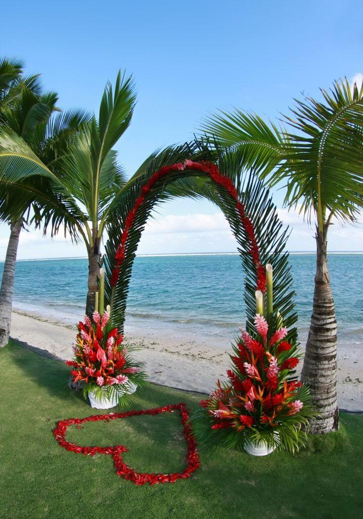 Свадьба - Wedding Arch On The Lawn 