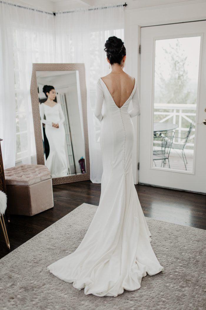 Wedding - This Minimalist Wedding At The Manor House Includes One Of Our Favorite First Looks Ever
