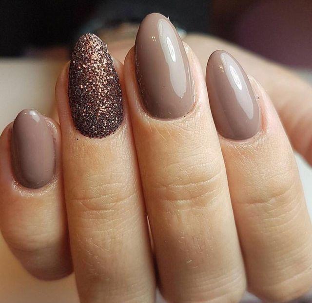Свадьба - Love The Soft Neutral Polish And Glittery Accent Nail. 