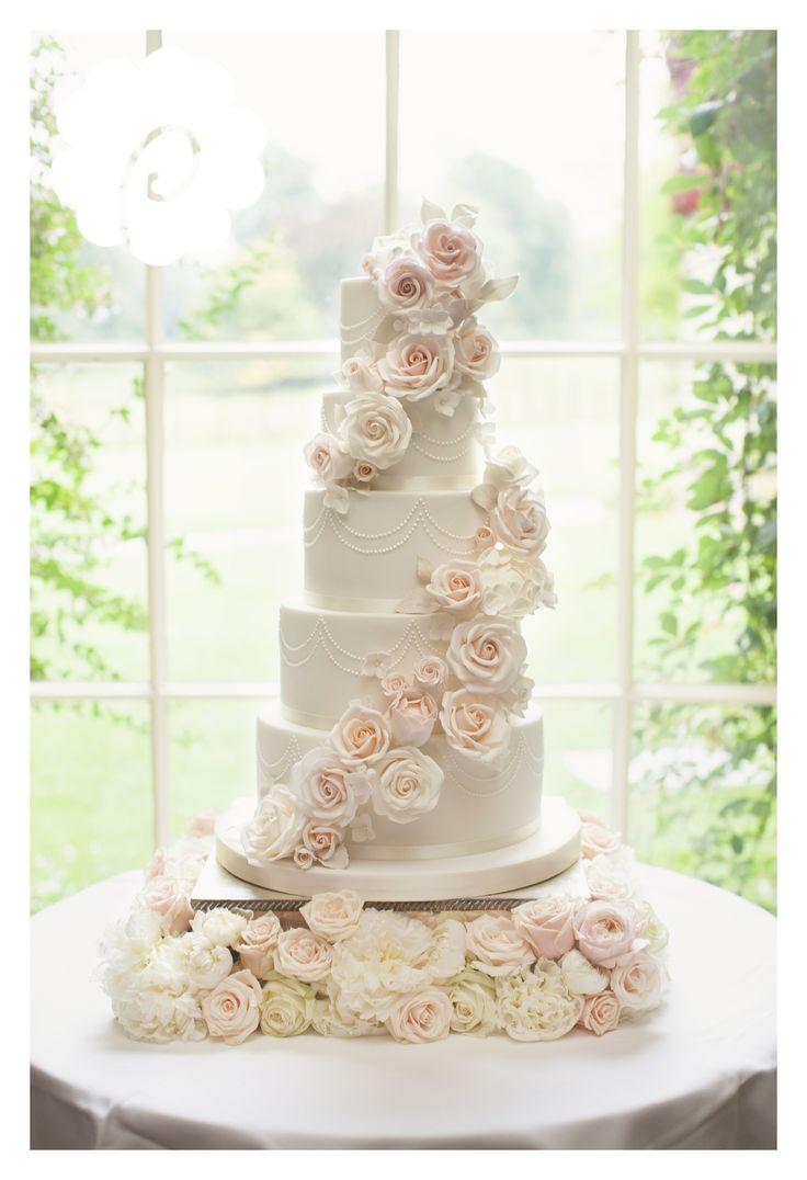 Mariage - Modern Striking Sugar Rose Cascade Floral Wedding Cake (photo Credit: Jojo Stott Photography) #floralweddingcakes #weddingcakes 