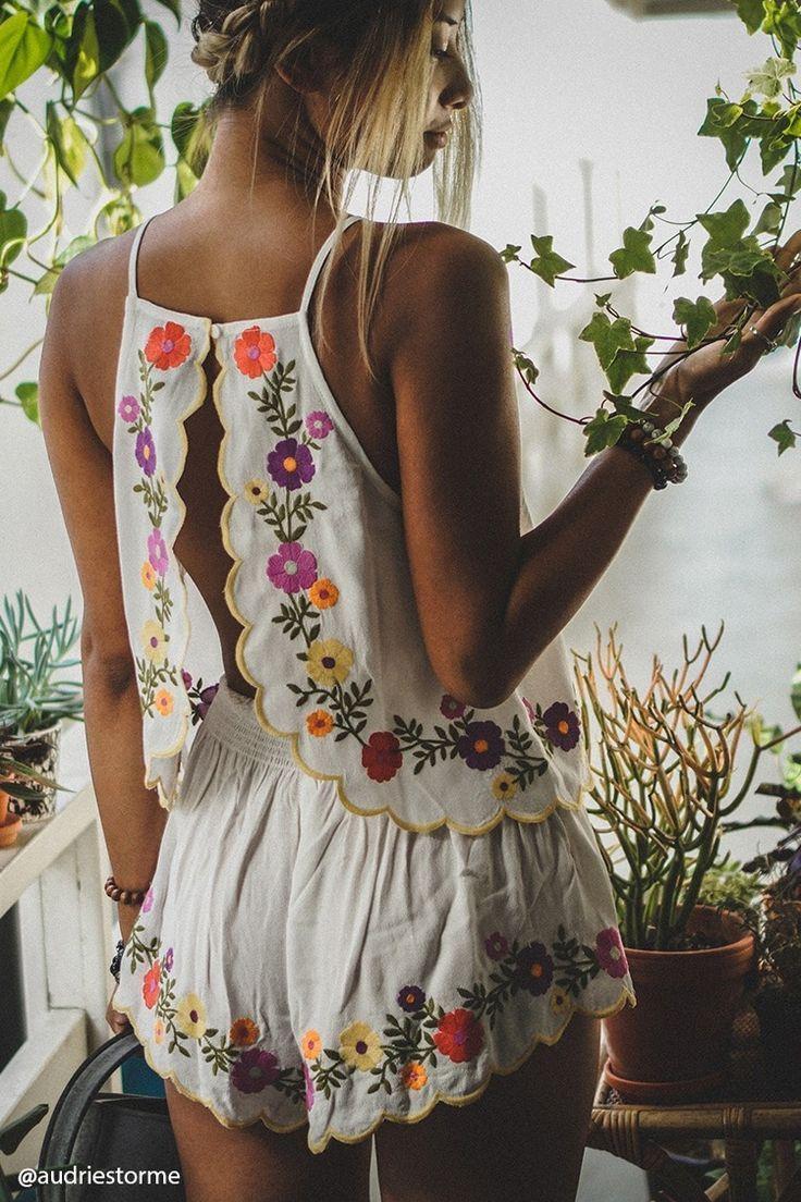 زفاف - A Crepe Woven Cami Featuring A Floral Embroidered Design, Split Tulip Back, Scalloped Trim, And A Square Neckline. Matching Bottoms Available. 
