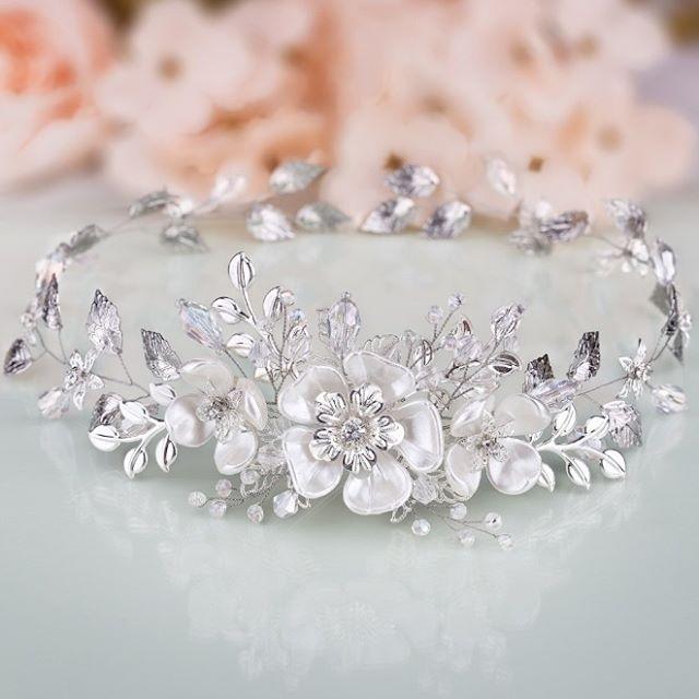 زفاف - This Feminine CHRYSANTHE Jewelry Item Is An Extravagant Sweet-looking Model. It's A Fabulous Product For Classic-looking Brides With … 