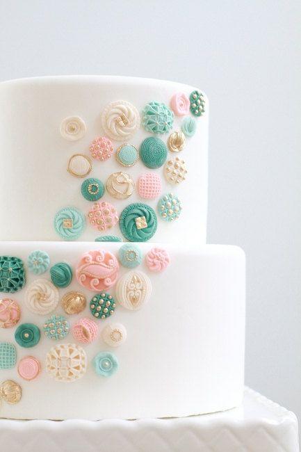 زفاف - Edible Buttons Cake Decor. I Don't Think I Would Do This For A Wedding Cake But It's So Cute! 