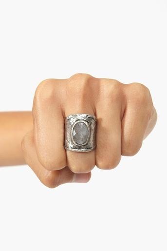 Свадьба - Hammered Stone Ring. What An Awesome Way To Photograph Your Rings 