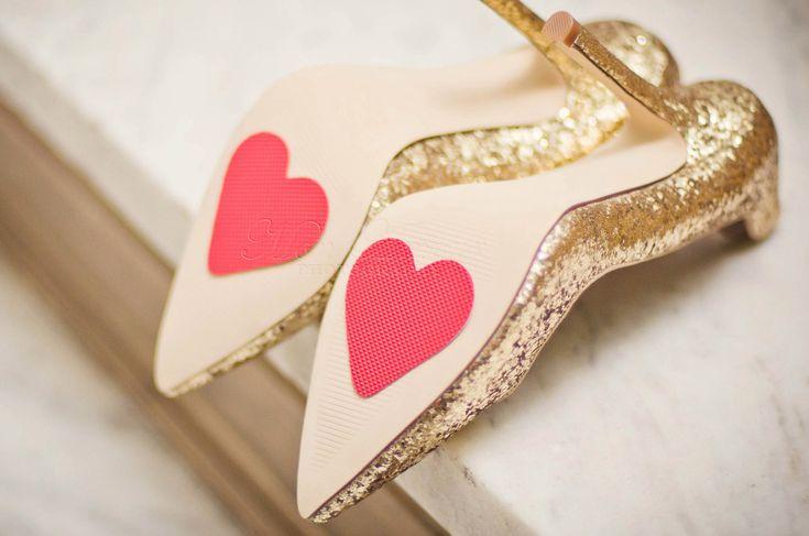 Свадьба - HOW CUTE! Wedding Shoe Heart Stopper Petals. $13.00, Via Etsy. 