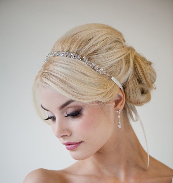 Hochzeit - Crystal Hairband, Fringe, Beehive And A Veil. Like This A Lot 