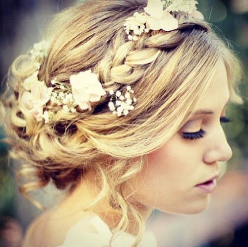 زفاف - Get Inspired: A Beautiful Braided Updo That Also Functions As Part Of A #bridal Flower Crown. 