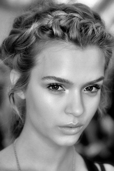 Свадьба - Short Messy Hairstyle With Halo Braids. Love The Dewy Makeup Too. Whole Look Is Perfect. 