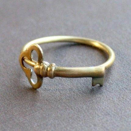 زفاف - Little Skeleton Key Ring In Raw Brass, Size 5, READY TO SHIP