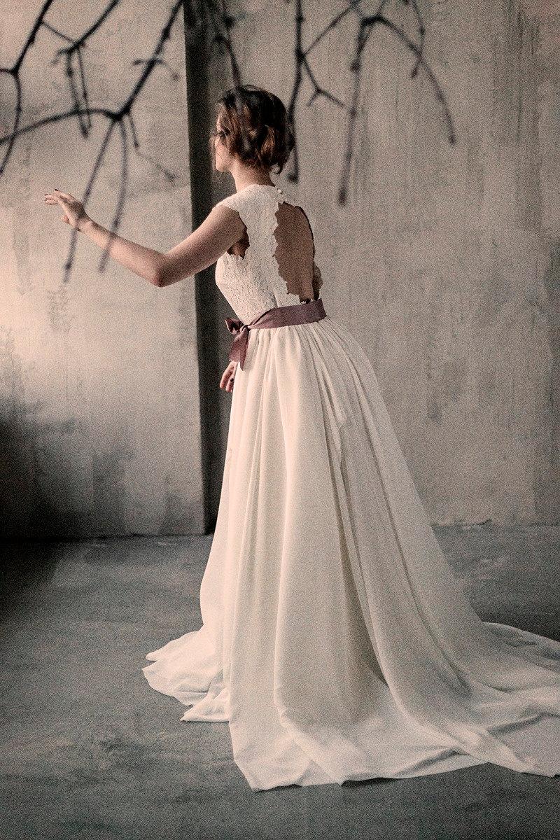 Mariage - S size/Off-white open back wedding dress with seamless lace bodice