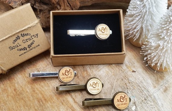 Mariage - Personalized Initial Wooden Tie Clips For Dad Grooms Bestman Groomsman Wedding Birthday Gift Tie Bar Anniversary Wedding Theme