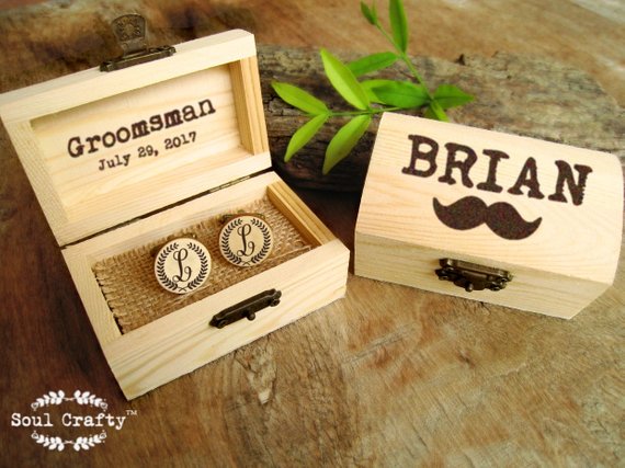 Mariage - Laurel wreath Initial Wooden Cufflinks Engraved Customized box Dad Grooms Groomsman Personalized Rustic Wedding Birthday Gift Cuff links