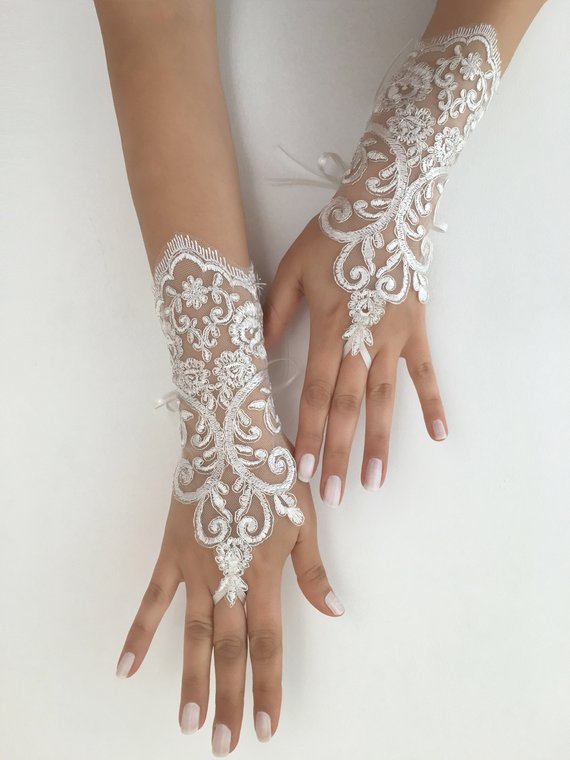 Mariage - Ivory silver frame Bridal Gloves Wedding Gloves, Ivory lace gloves, Ivory bride glove bridal gloves lace gloves fingerless gloves