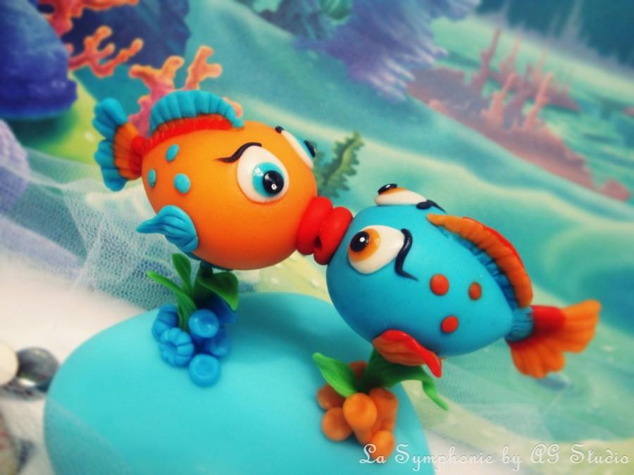 Свадьба - Custom Wedding Cake Topper. kissing fish.  Includes Base and Decoration.