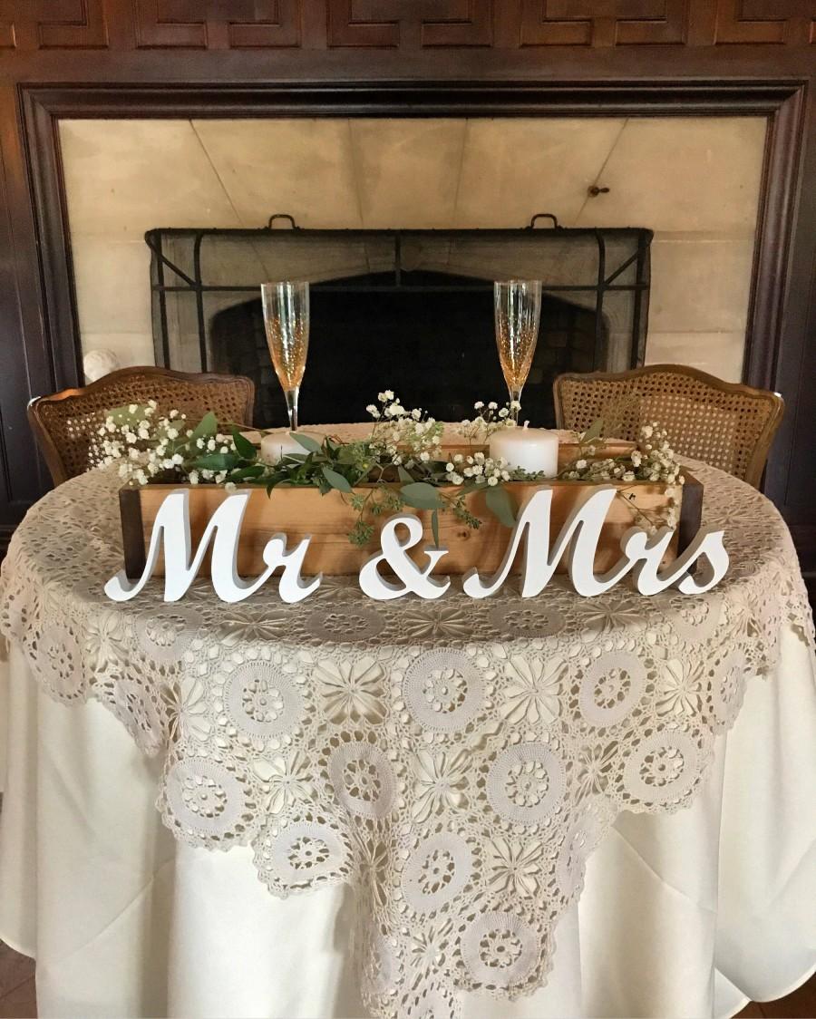 Hochzeit - Mr and Mrs wedding signs table decoration. Rustic wedding centerpieces wedding reception. Wedding present, wedding aragement, engagement
