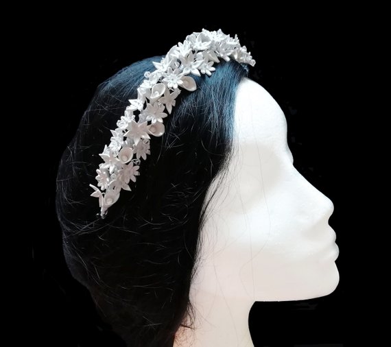 زفاف - Flower and crystal bridal tiara. Floral wedding crown.