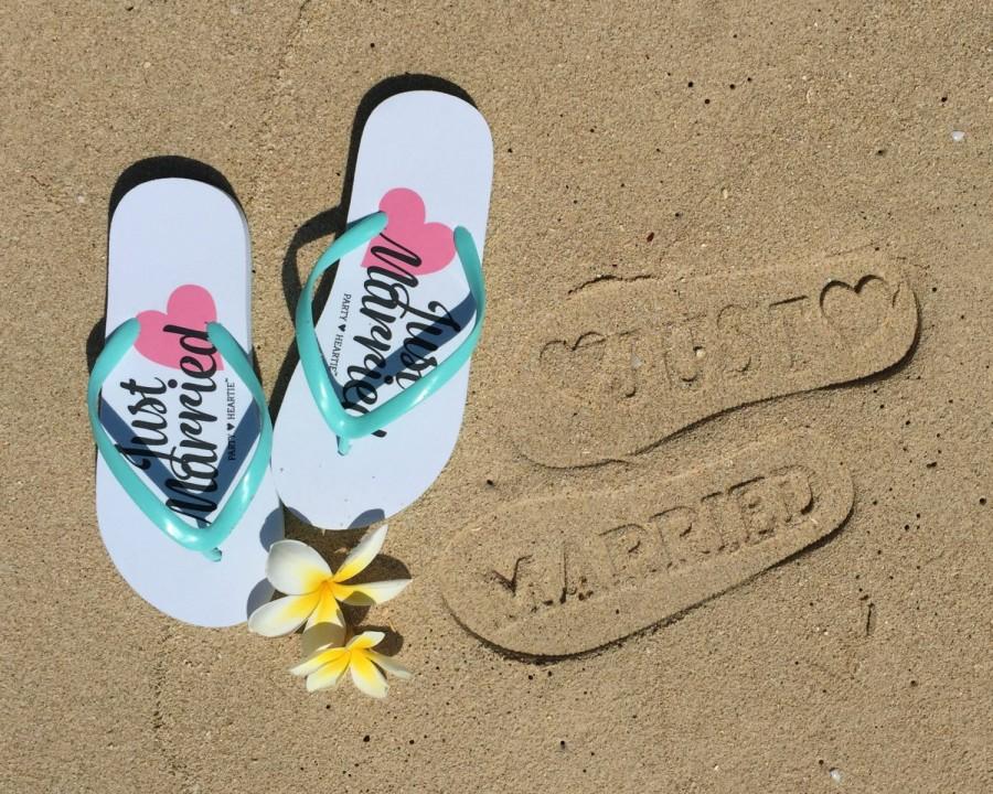 Hochzeit - Just Married Imprint Honeymoon / Beach Wedding Flip Flops Slippers Stamp In Sand