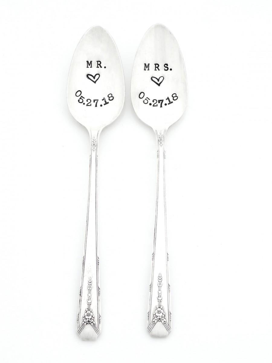 Свадьба - CUSTOM Mr. & Mrs. His Hers Stamped Spoons. Mr and Mrs hand stamped teaspoons with date. As seen in Good Housekeeping. The ORIGINAL Spoons