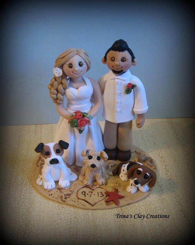 Свадьба - Wedding Cake Topper, Custom Cake Topper, Bride and Groom with Pets, Beach Theme, Personalized, Polymer Clay, Keepsake